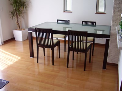ダイニングテーブルと椅子
